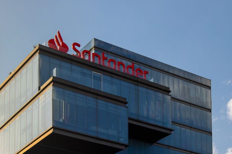 Abrir cuenta bancaria en España siendo extranjero- BIT Extranjería - Expertos en Extranjería e Inmigración